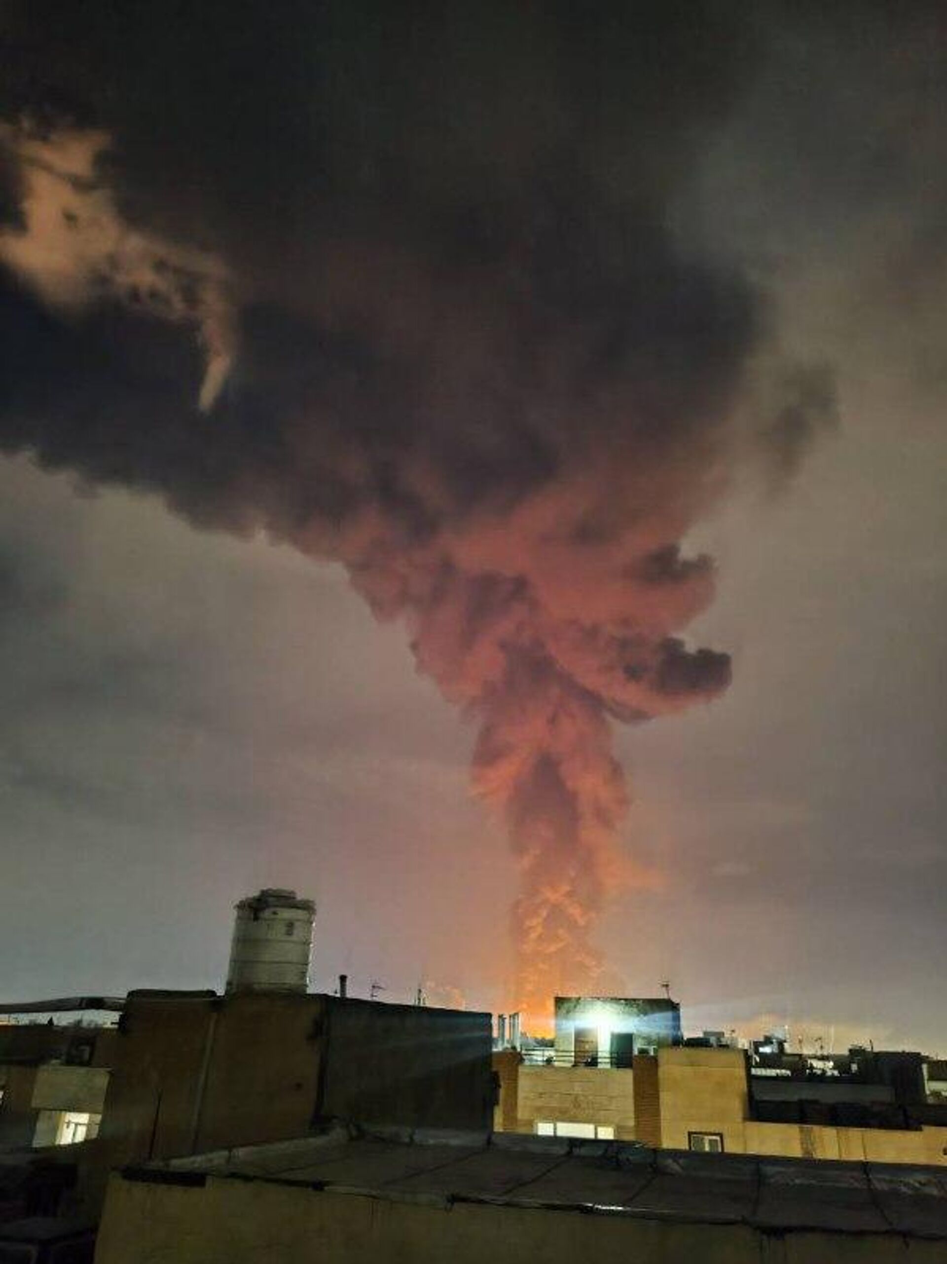 انفجار و آتش‌سوزی در پالایشگاه نفت تهران - اسپوتنیک افغانستان  , 1920, 08.03.2026