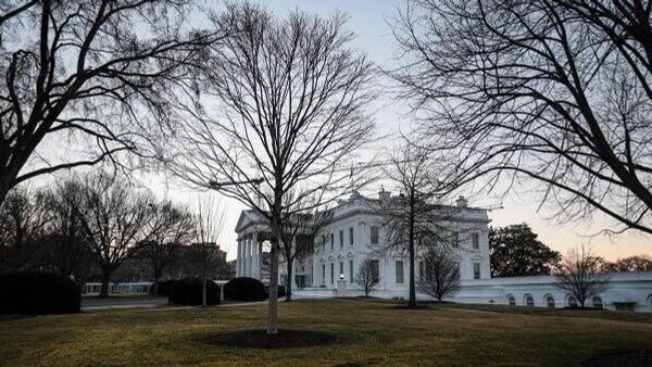 کاخ سفید در حال بررسی اقداماتی برای کاهش قیمت نفت از جمله لغو تحریم ها علیه روسیه است - اسپوتنیک افغانستان  