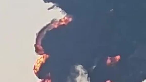 ستونی از دود پس از حمله پهپادها به مخازن ذخیره نفت بر فراز بندر صلاله عمان - اسپوتنیک افغانستان  