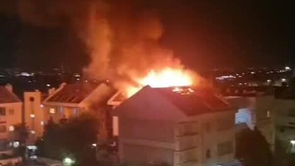 تصاویری از وقوع آتش‌سوزی بزرگ در ساختمانی در نزدیکی تل‌آویو در پی اصابت یک موشک ایرانی حامل کلاهک خوشه‌ای - اسپوتنیک افغانستان  