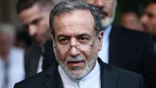 عراقچی: ایران در حال مذاکره با چندین کشور برای تضمین عبور امن از تنگه هرمز است - اسپوتنیک افغانستان  