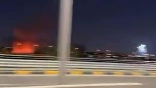 تصاویری که در فضای مجازی منتشر شده، شعله‌های آتش را پس از حمله پهپادی به سفارت آمریکا در بغداد نشان می‌دهد - اسپوتنیک افغانستان  