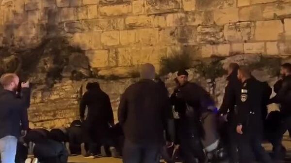 فیلم‌هایی که در فضای مجازی منتشر شده، حمله نیروهای اسرائیلی به نمازگزاران در اورشلیم را نشان می‌دهد - اسپوتنیک افغانستان  