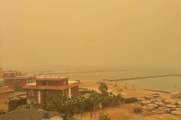 تخلیه دسته جمعی گردشگران از سواحل مصر به دلیل شدیدترین طوفان شن در سالهای اخیر تخلیه دسته جمعی گردشگران از سواحل مصر به دلیل شدیدترین طوفان شن در سالهای اخیر - اسپوتنیک افغانستان