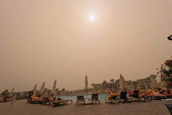 تخلیه دسته جمعی گردشگران از سواحل مصر به دلیل شدیدترین طوفان شن در سالهای اخیر تخلیه دسته جمعی گردشگران از سواحل مصر به دلیل شدیدترین طوفان شن در سالهای اخیر - اسپوتنیک افغانستان