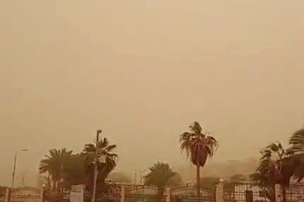 تخلیه دسته جمعی گردشگران از سواحل مصر به دلیل شدیدترین طوفان شن در سالهای اخیر تخلیه دسته جمعی گردشگران از سواحل مصر به دلیل شدیدترین طوفان شن در سالهای اخیر - اسپوتنیک افغانستان