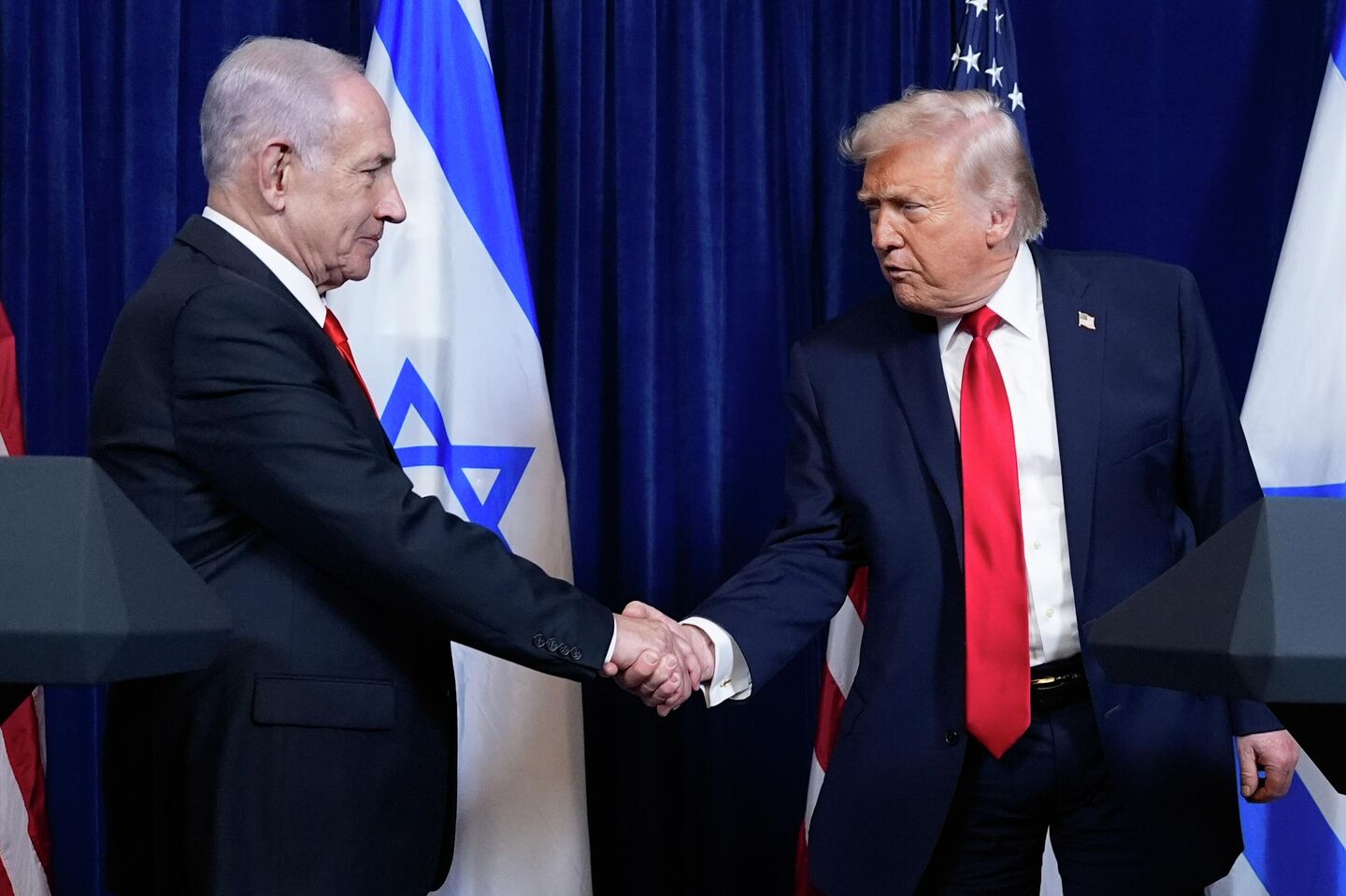 President Donald Trump shakes hands with Israel's Prime Minister Benjamin Netanyahu at the end of a news conference at Mar-a-Lago, Monday, Dec. 29, 2025, in Palm Beach, Fla - اسپوتنیک افغانستان  