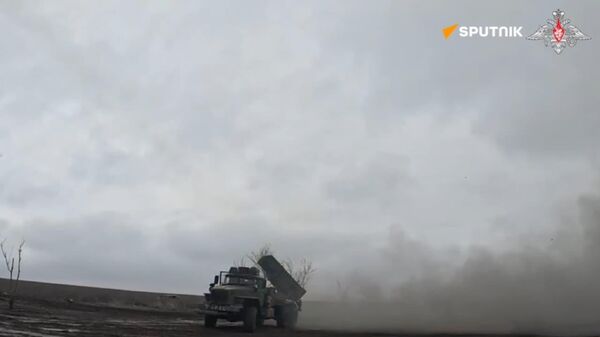 نوار دیداری تازه از یورش های نیروهای روسیه در محور دوبروپولسکی؛ وزارت دفاع روسیه: پهپادها و تجمعات اوکراین هدف قرار گرفت - اسپوتنیک افغانستان  