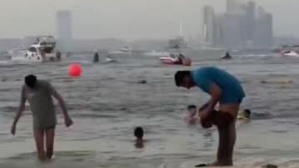 سرگشتگی گردشگران هندی و کارگران جنوب آسیا در امارات؛ بی‌پولی و گردش از بیکاری در خیابان‌ها و کرانه‌های دبی - اسپوتنیک افغانستان  