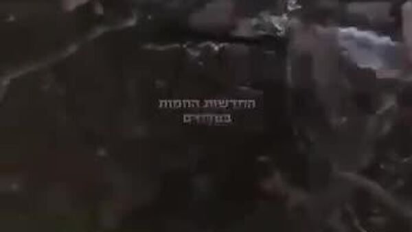 تصاویر منتشرشده از رسیدن تیم‌های نجات پس از ریزش بخشی از یک ساختمان در بنی‌براک در منطقه کلان‌شهری تل‌آویو، که بر اثر حمله موشکی ایرانی رخ داده است - اسپوتنیک افغانستان  