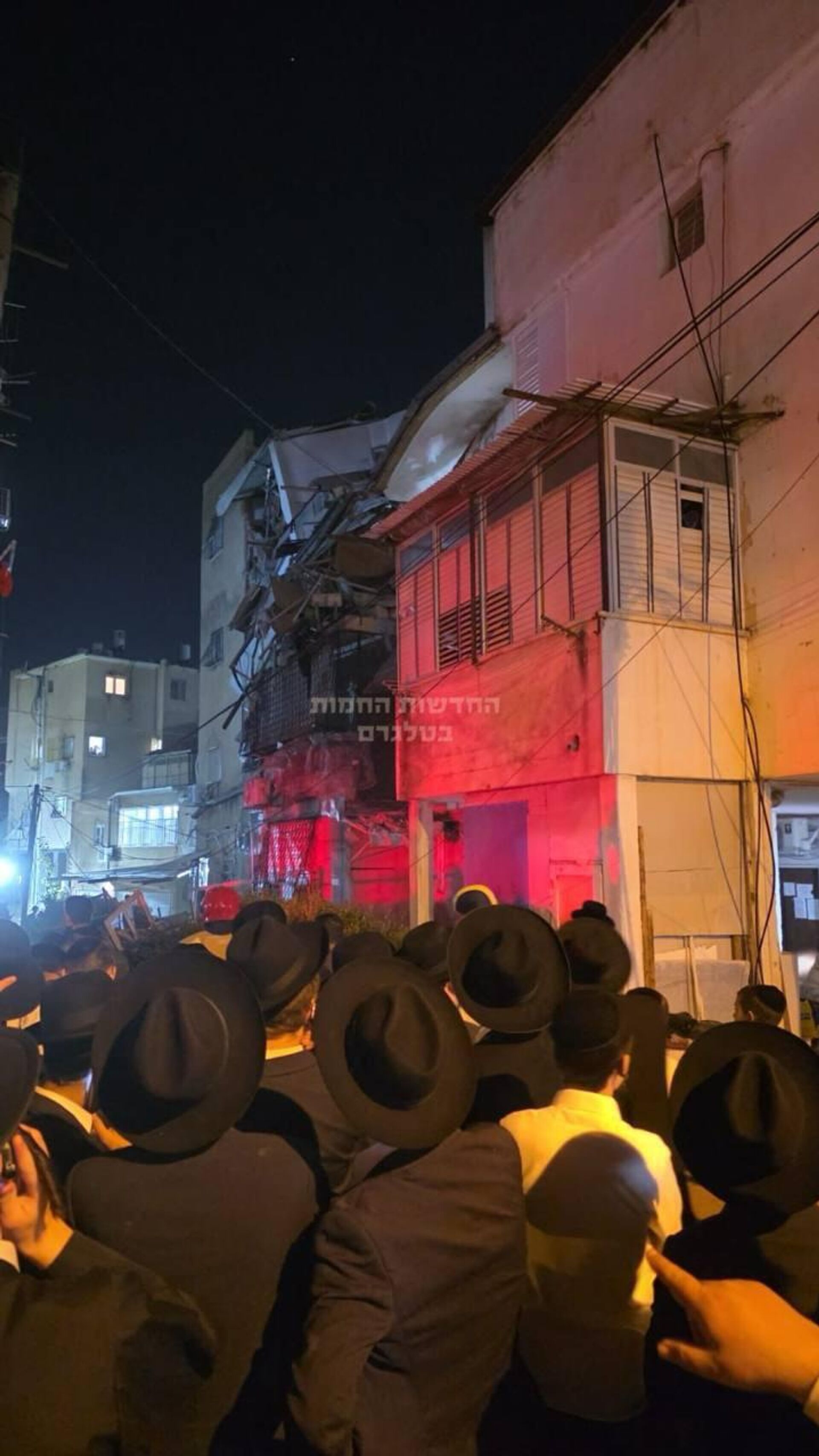 تصاویر منتشرشده از رسیدن تیم‌های نجات پس از ریزش بخشی از یک ساختمان در بنی‌براک در منطقه کلان‌شهری تل‌آویو، که بر اثر حمله موشکی ایرانی رخ داده است - اسپوتنیک افغانستان  , 1920, 25.03.2026