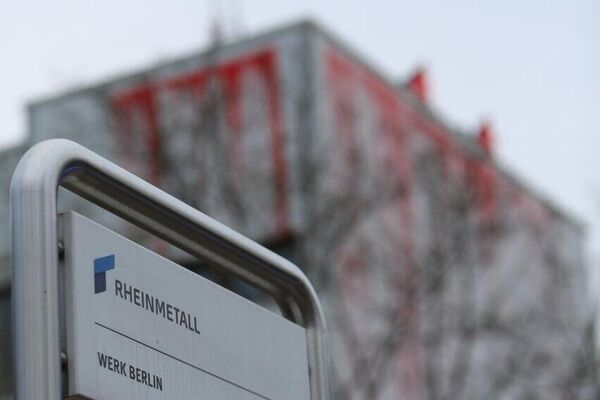 چندین فعال طرفدار فلسطین روی بام ساختمان شرکت دفاعی راینمتال در برلین چندین فعال طرفدار فلسطین روی بام ساختمان شرکت دفاعی راینمتال در برلین - اسپوتنیک افغانستان