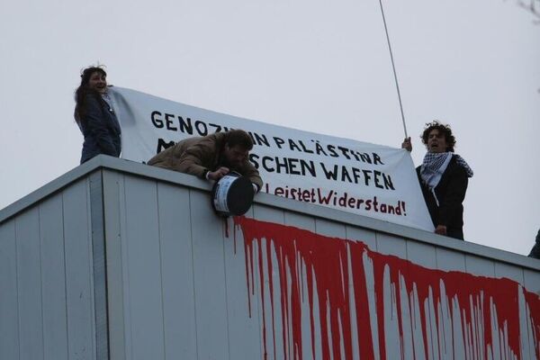 چندین فعال طرفدار فلسطین روی بام ساختمان شرکت دفاعی راینمتال در برلین چندین فعال طرفدار فلسطین روی بام ساختمان شرکت دفاعی راینمتال در برلین - اسپوتنیک افغانستان