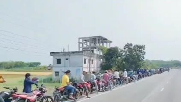 صف در تانک تیل در هند پس از جنگ امریکا با ایران - اسپوتنیک افغانستان  