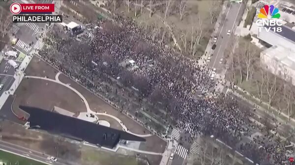 هزاران نفر در راهپیمایی «بدون پادشاه» در برابر سیاست‌های ترامپ در سراسر امریکا گردهم آمدند - اسپوتنیک افغانستان  