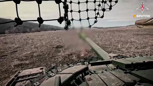 سرآمد قدرت آتش و هدف‌گیری دقیق: تانک T-80BVM روسی در آموزش‌های تاکتیکی و ویژه - اسپوتنیک افغانستان  