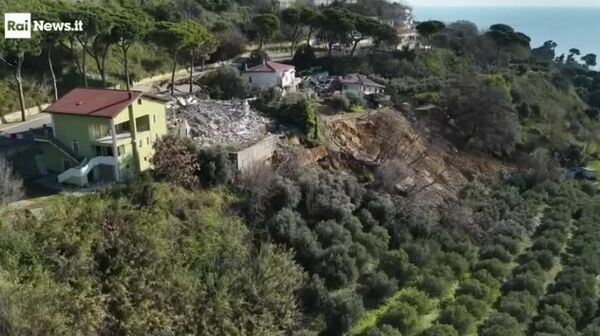 در شهر «سیلوی» در منطقه آبروتسو، روز گذشته یک رانش زمین گسترده رخ داد که به ریزش چندین ساختمان مسکونی انجامید - اسپوتنیک افغانستان  