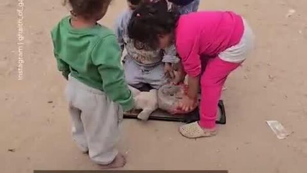 مراسم تشییع جنازه به مثابه بازی کودکانه در نوار غزه - اسپوتنیک افغانستان  