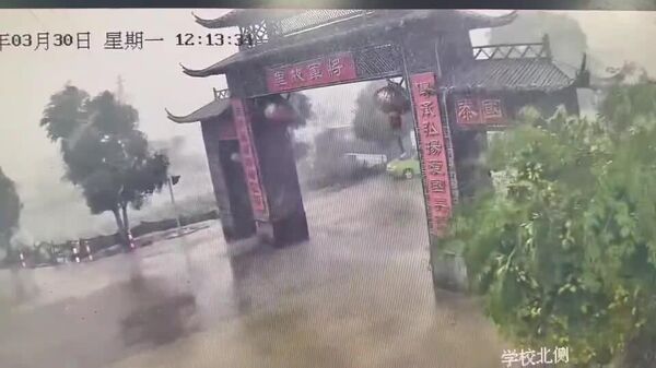 نجات معجزه آسایی یک رهگذر هنگام طوفان در چین - اسپوتنیک افغانستان  