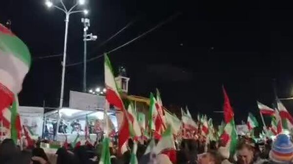 صدها هزار نفر در بسیاری از شهرهای ایران به جاده‌ها برآمدند و‌‌‌ حمایت خود را از نیروهای دفاعی کشورشان اعلام کردند - اسپوتنیک افغانستان  