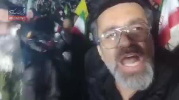 به رسم رفاقت و حمایت؛ مردم افغانستان در تجمعات شبانه مردم ایران گل هدیه کردند - اسپوتنیک افغانستان  