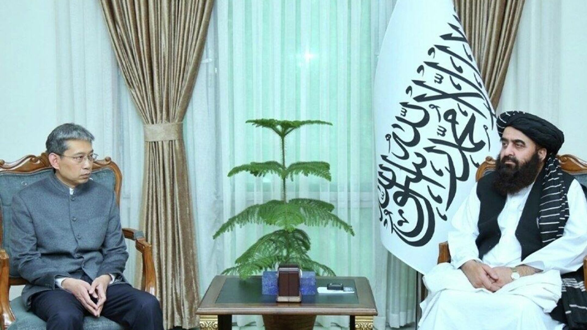 گفت وگوی وزیر خارجهٔ امارت اسلامی با سفیر چین در ارومچی گفت وگوی وزیر خارجهٔ امارت اسلامی با سفیر چین در ارومچی - اسپوتنیک افغانستان , 1920, 07.04.2026