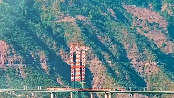 عبور تماشایی قطار از روی پل راه‌آهن روی رودخانه چناب در جامو و کشمیر - اسپوتنیک افغانستان  