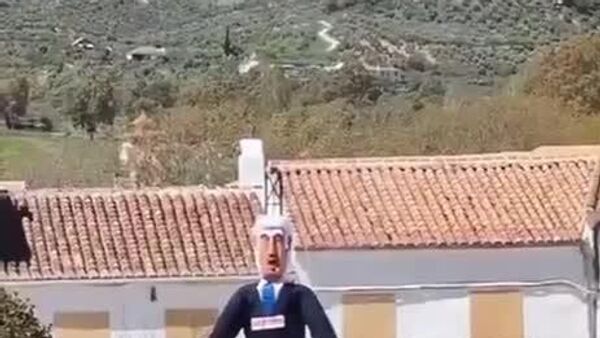 ساکنان دهکده‌ای در اسپانیا عروسک نتانیاهو را به آتش کشیدند - اسپوتنیک افغانستان  