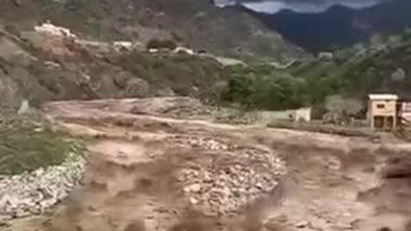 باران‌های سیل‌آسا در عربستان سعودی؛ روان شدن سیل و پیدایش آبشار - اسپوتنیک افغانستان  