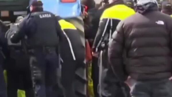 تشدید اعتراضات سوختی در ایرلند؛ درگیری کشاورزان و رانندگان لاری با پولیس - اسپوتنیک افغانستان  