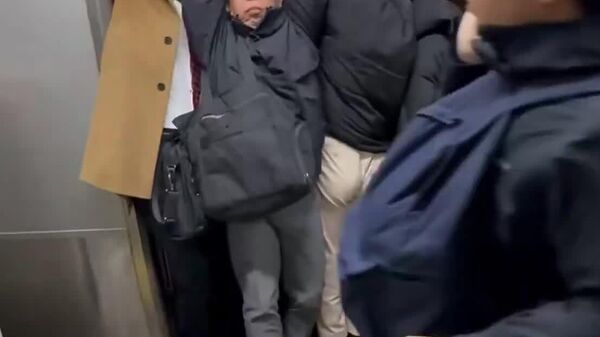 قطار توکیو در جریان ساعت گیرودار و تراکم مسافران - اسپوتنیک افغانستان  