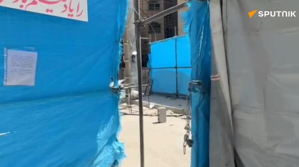 داوطلبان در حال پاکسازی آوارها در محل حمله به محله مسکونی در تهران هستند - اسپوتنیک افغانستان  