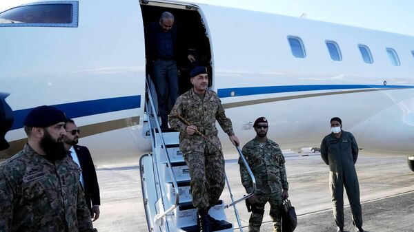 عباس عراقچی، وزیر امور خارجه ایران با جنرال عاصم منیر، رئیس ستاد ارتش پاکستان، دیدار کرد - اسپوتنیک افغانستان  