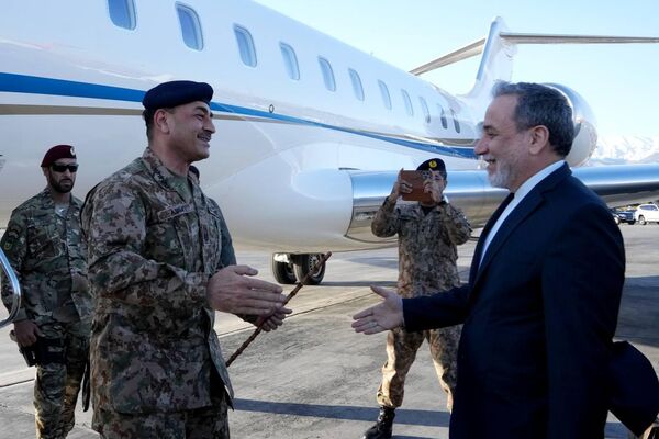عباس عراقچی، وزیر امور خارجه ایران با جنرال عاصم منیر، رئیس ستاد ارتش پاکستان، دیدار کرد عباس عراقچی، وزیر امور خارجه ایران با جنرال عاصم منیر، رئیس ستاد ارتش پاکستان، دیدار کرد - اسپوتنیک افغانستان