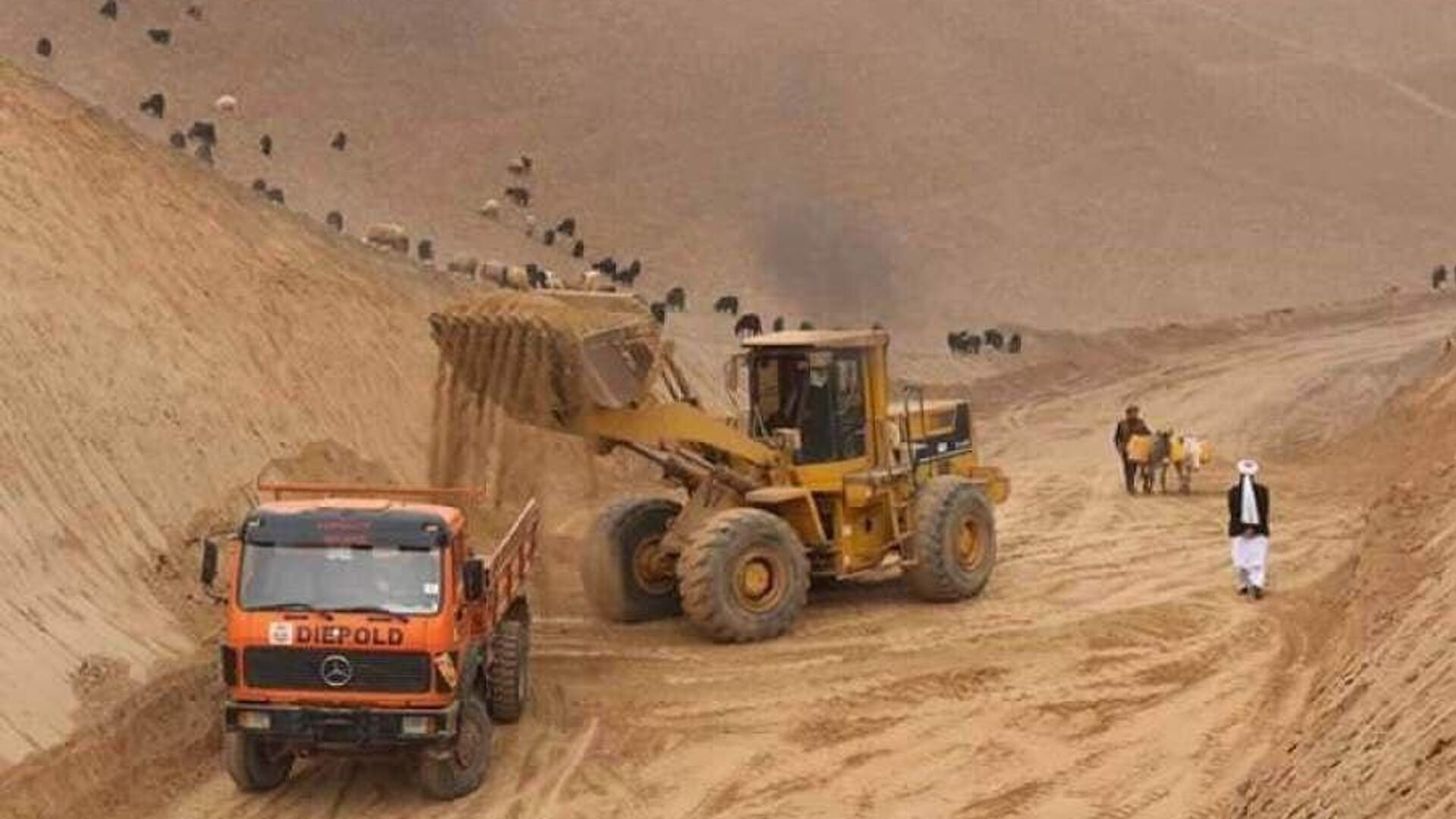 آغاز به کار ساخت 50 کیلومتر سرک حلقهای قیصار لامان در ولایت بادغیس آغاز به کار ساخت 50 کیلومتر سرک حلقهای قیصار لامان در ولایت بادغیس - اسپوتنیک افغانستان , 1920, 17.04.2026