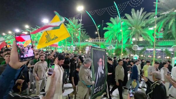 تجمع ضد آمریکایی در کربلا و فریاد هیهات من الذله ایرانی‌ها و عراقی‌ها در بین الحرمین - اسپوتنیک افغانستان  