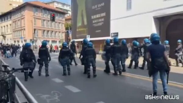 درگیری خشونت‌بار در میلان؛ پولیس با آب‌پاش به استقبال معترضان رفت - اسپوتنیک افغانستان  
