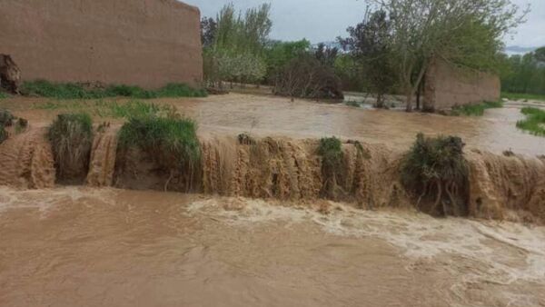 شاهراه مزارشریف–سمنگان در پی سرازیر شدن سیلاب به‌گونه موقت مسدود شد - اسپوتنیک افغانستان  