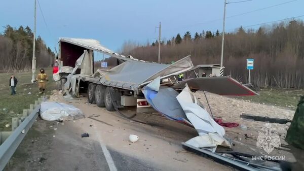 تصادف یک بس و یک کامیون در منطقه لنینگراد، یک کشته و ده زخمی برجای گذاشت - اسپوتنیک افغانستان  