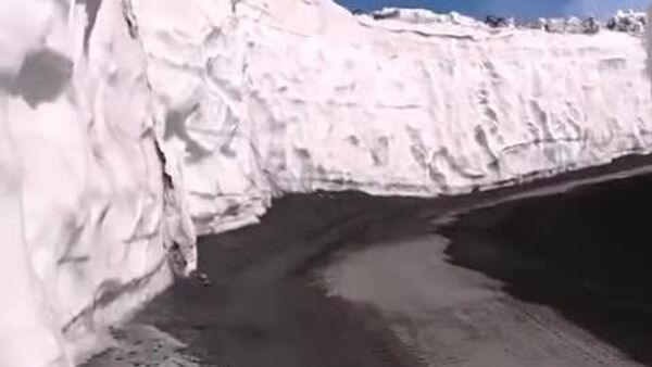 دیواره‌های برفی 6 متری در جاده آتشفشان اتنا - اسپوتنیک افغانستان  