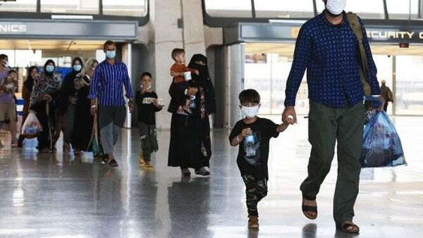 بریتانیا از همکاران سابق نیروهای خود خواست به کشور سوم بروند - اسپوتنیک افغانستان  