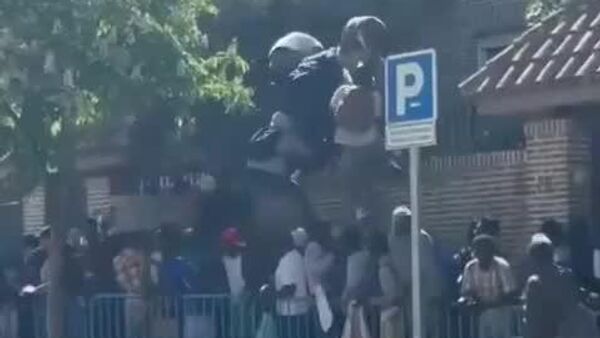 هرج و مرج در خارج از سفارت گامبیا در مادرید - اسپوتنیک افغانستان  