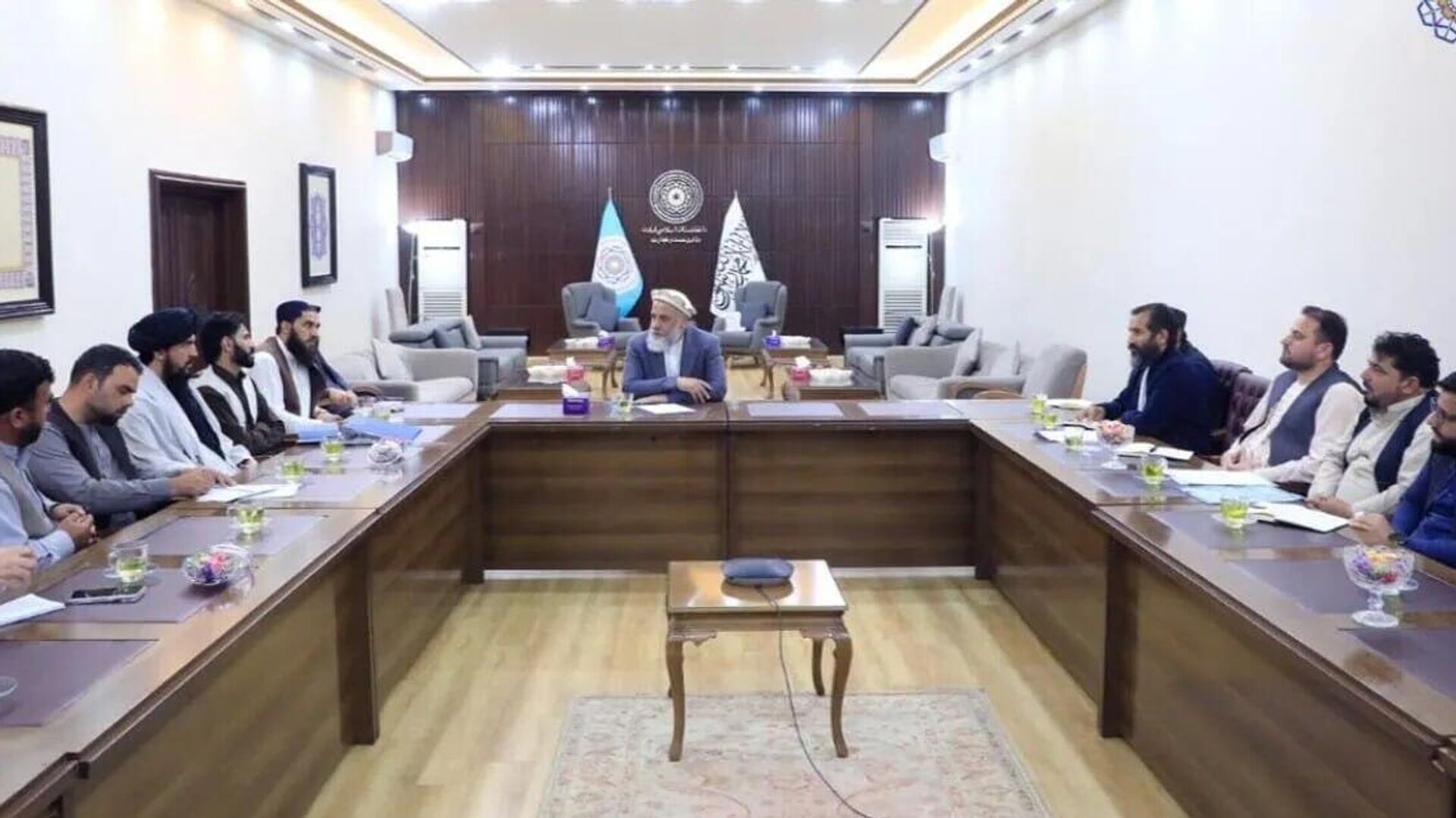 وزیر صنعت و تجارت امارت اسلامی با مسئولان شرکتهای هواپیمایی در مورد کمبود تیل هواپیما گفتوگو کرد وزیر صنعت و تجارت امارت اسلامی با مسئولان شرکتهای هواپیمایی در مورد کمبود تیل هواپیما گفتوگو کرد - اسپوتنیک افغانستان , 1920, 30.04.2026