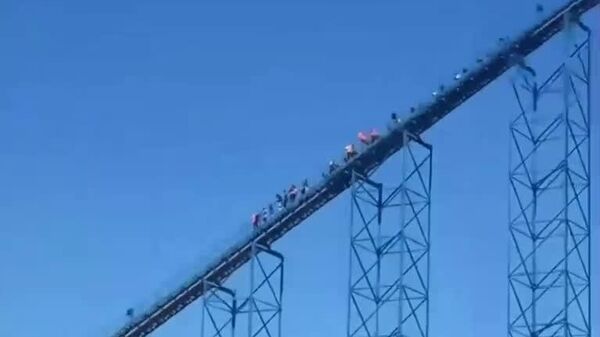 مردم مجبور شدند از روی ریل‌های یک ترن هوایی پایین بیایند - اسپوتنیک افغانستان  