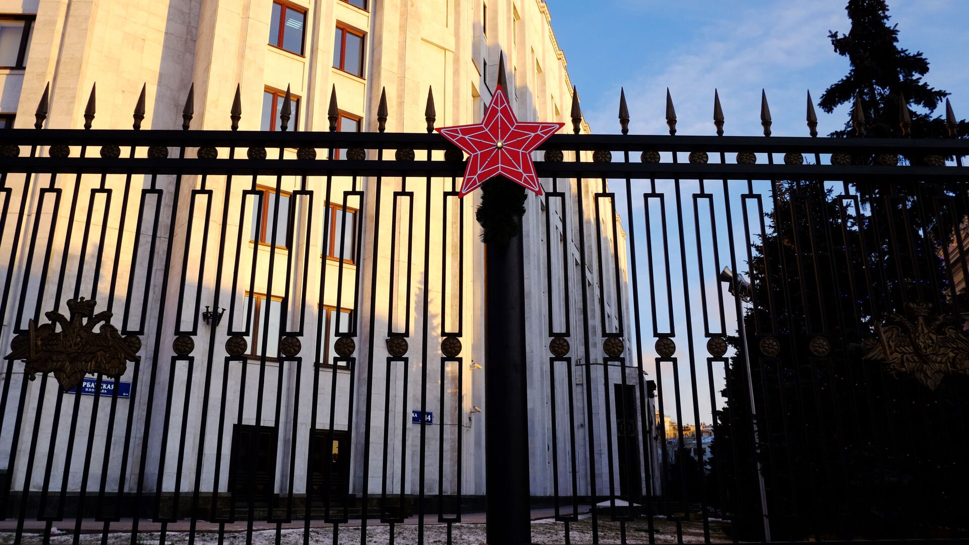 Красная звезда на ограде здания министерства обороны РФ в Москве Красная звезда на ограде здания министерства обороны РФ в Москве - اسپوتنیک افغانستان , 1920, 09.05.2026