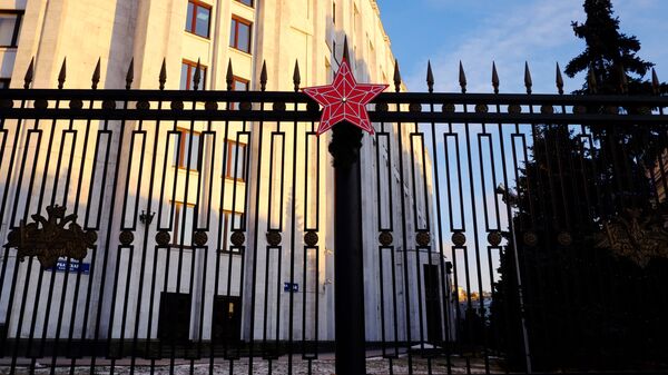 Красная звезда на ограде здания министерства обороны РФ в Москве - اسپوتنیک افغانستان  