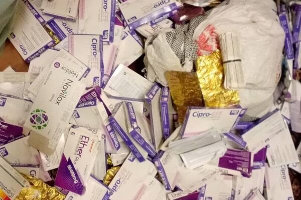 دستگیری قاچاقاچیان ابزار جراحی، دارو و تخم سبزیها در نزدیک تورخم - اسپوتنیک افغانستان  