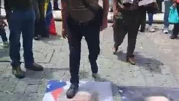 تصاویر دونالد ترامپ و مارکو روبیو در پایتخت ونزوئلا به آتش کشیده شد - اسپوتنیک افغانستان  