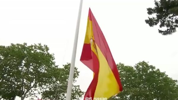 باد هنگامی که پرچم اسپانیا را در رژه روز نیروهای مسلح این کشور برمیافراشتند، آن را پاره کرد - اسپوتنیک افغانستان  