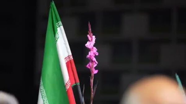 مردم تهران آمبولانس آسیبدیده در حملات آمریکا و اسرائیل را گلباران کردند - اسپوتنیک افغانستان  